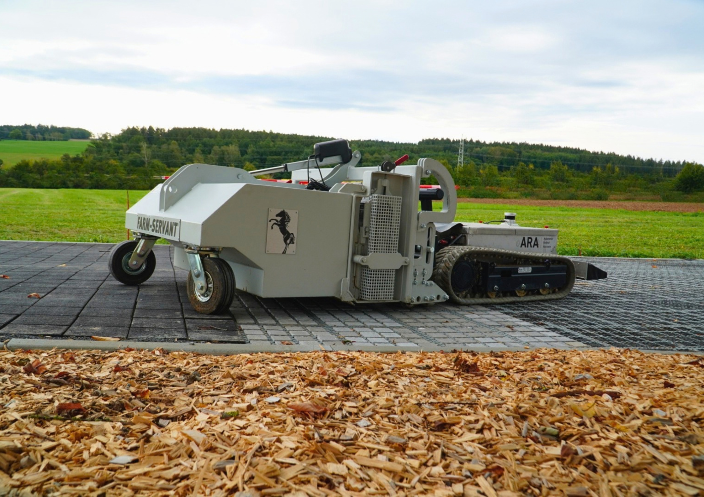 FARM-SERVANT® ROCKY – autonomes System für die Paddockreinigung