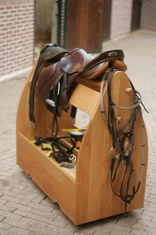 Sattelwagen aus Holz in Benutzung im Stall